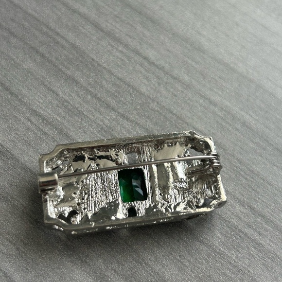 NWOT Art Deco Emerald Green Rhinestone Brooch Silver Tone Vintage Inspired - Picture 2 of 3
